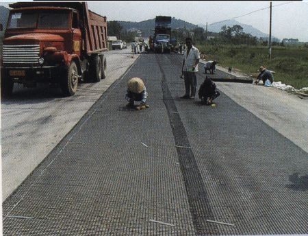 鋼塑土工格柵在公路建設中升級加固