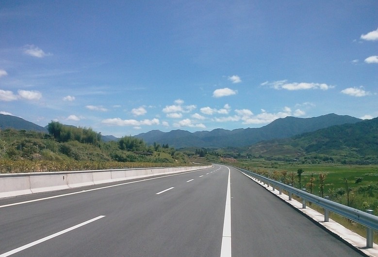 玻纖格柵在京張高速公路北京段中使用
